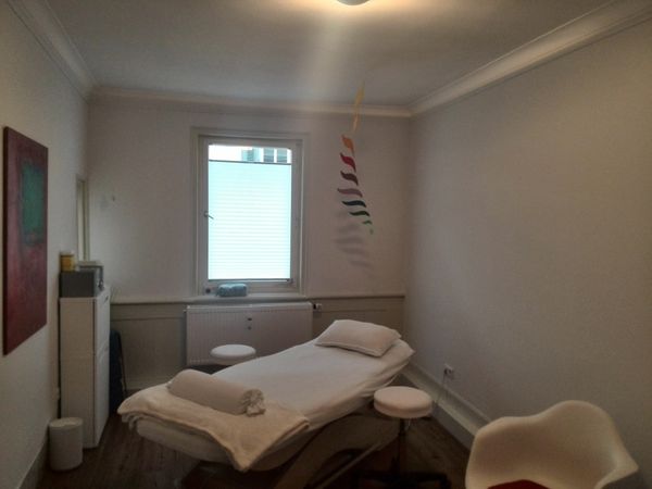 Behandlungsliege mit Handtüchern am Fenster